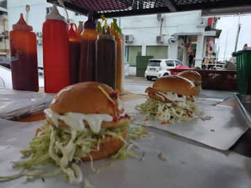 Gerai Pejuang burger jalanan di Bahau