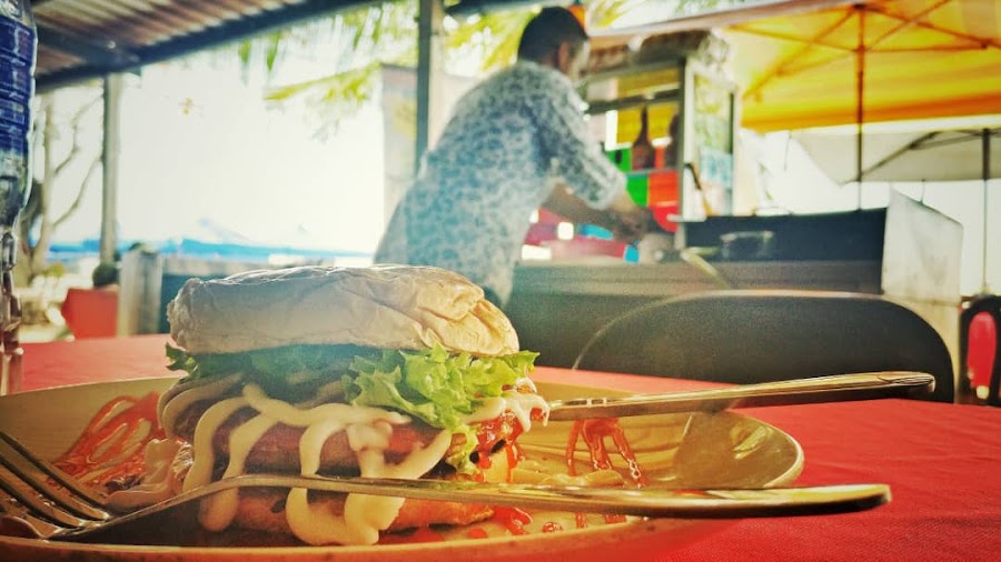 Gambar gerai Hanis Burger di Teluk Kemang